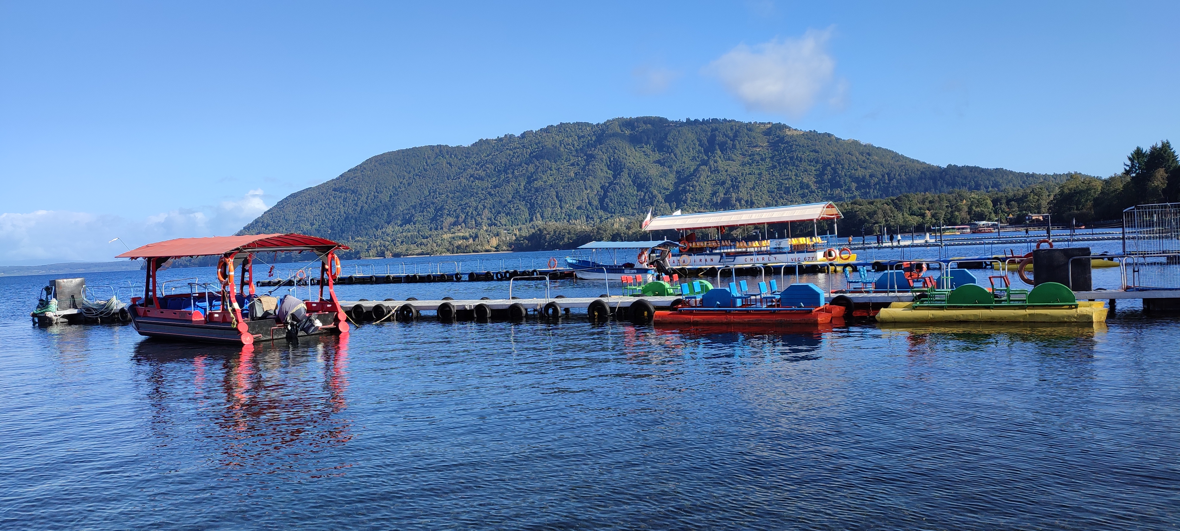 Mirador natural desde la península hacia el lago y la cordillera